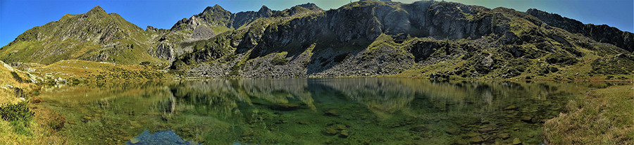 Ci abbassiamo dal Lago di Sopra (2095 m) al Lago Grande (2030 m)